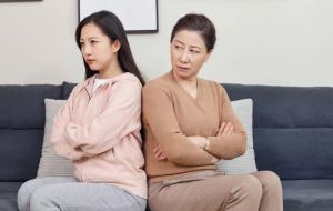 婆婆，比我的妻子好多了，情到深处痛更甚