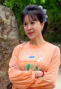 50岁金巧巧状态好，整容痕迹明显，真实反而亲切