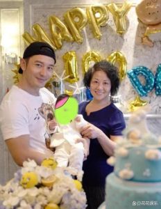 黄晓明杨颖离婚后，女儿小海绵周岁宴，杨颖送金手镯，叶珂女儿名字未公开引遗憾