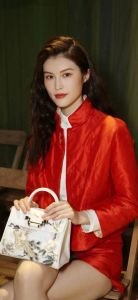 何穗产后速复出引热议，职场女性重返难获理解