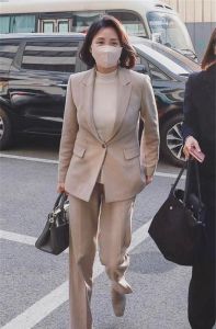 金惠景埃及行 59岁辣妈气质超赞，这身装太惊艳！