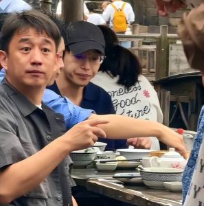 《向往的生活》新一季节目评析 张子枫搞笑黄磊偏心，何炅彭昱畅高情商，话剧主题引争议