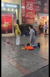 为了挽回丈夫给妻子跪下，婚姻难题谁之过？