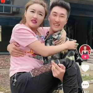 晨雨超市约会，举止亲密引热议