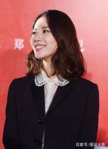 港姐谢嘉怡官宣恋情，与模特男友甜蜜互动，疑似秘密结婚
