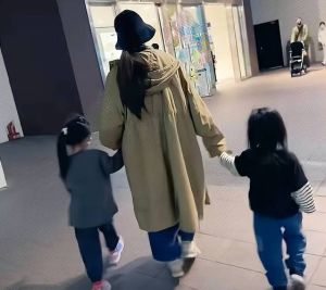 郭碧婷素颜穿拖鞋带娃，被指像普通妈妈