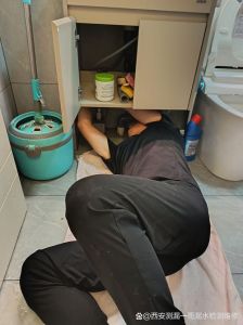 老公不在家,修水管的工人,爆水管急叫师傅,气氛莫名怪怪的