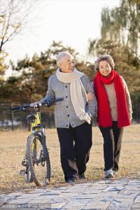 老夫妻之间的相互扶持,尊重包容,细节见真情