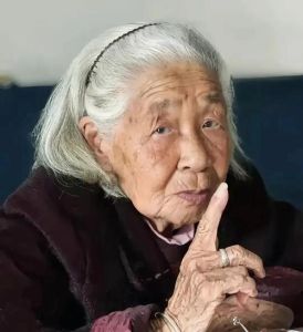 80岁老奶奶第一次谈恋爱，英国老奶奶46岁埃及男友，爱情与孤独的纠葛