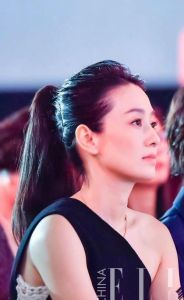 马伊琍长发变女神，49岁状态好，网友 期待新作品！