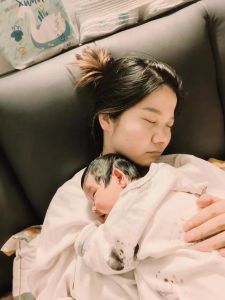 哺乳期宝妈哄老公睡觉，老公哺乳期帮忙是真爱