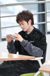 王勉自曝自己是恋爱脑，明星恋爱难，镜头下真情难觅？