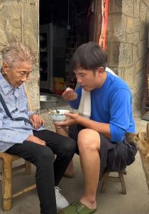 哥哥不在家，小叔子来蹭饭，宝宝啃物正常，注意安全防湿疹，家人相处讲规矩