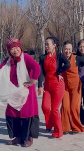 回忆我与我妈跳广场舞，我妈跳舞太疯狂，家里都快乱了
