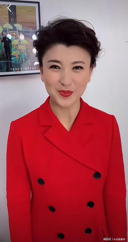 闫学晶照片，从丑角到春晚明星，三亚悠闲直播，感情生活揭秘