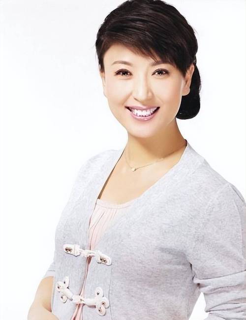 闫学晶照片，从丑角到春晚明星，三亚悠闲直播，感情生活揭秘