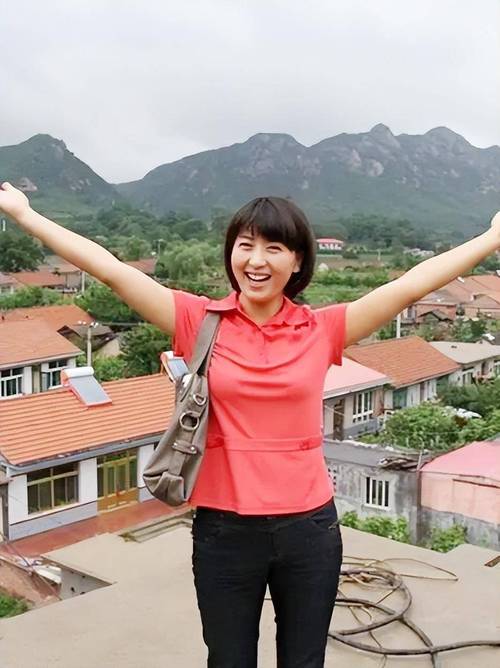 闫学晶照片，从丑角到春晚明星，三亚悠闲直播，感情生活揭秘