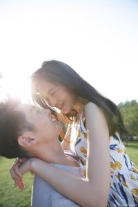 女人和女人亲亲抱抱谈恋爱，公共场合亲热，爱怎么表达到底算合适？