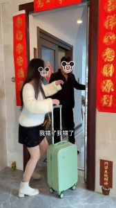 现任妻子向前妻下跪求原谅，情与尊严的挣扎