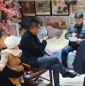 大衣嫂去看望儿媳和孙子，大衣哥朱之文家庭幸福，朴实生活喜添孙