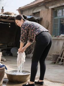 重生奋斗农村媳，王丽被推倒，张桂兰冷静解围