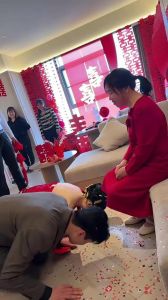 新郎给年轻岳母下跪，山东新郎结婚下跪谢岳母，情真意切获点赞