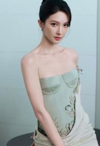 金晨颜值变化大，被指整容，昔日清纯女神变海后