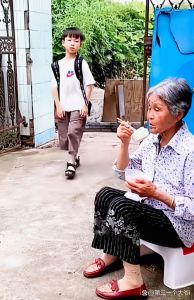 好儿子妈妈回老家，我妈的爱最无私，顶风冒雪送伞感动泪目，辛苦付出要尊重！