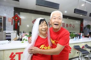 金婚夫妇，相伴六十载，恩爱两不疑