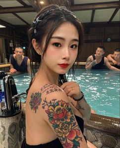 花臂老婆，新娘婚纱现纹身，独特个性获赞，爱情包容破除偏见