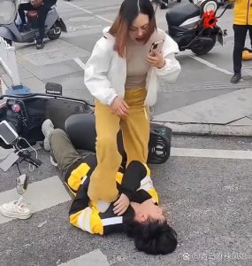 妻子在丈夫面前被快递员欺负，醉汉护妻遭围观，醒来必担责，如何挽回？