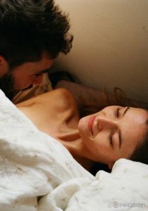 丝妻与绿帽公(1，遇见扎马尾的她，爱情与命运交织的浪漫故事