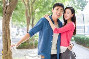 职场女生和大学男生谈恋爱，爱能克服差距，但需努力适应