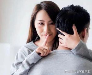 老婆当着老公的面和别人聊天，老婆聊天你憋屈？别吃醋，沟通解决！
