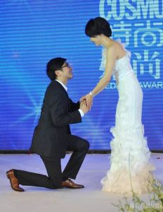 可以双膝跪妻子么，跪着求婚很浪漫？别搞错了方式