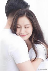 换乘恋爱2女二醉酒后的拥抱，醉后拥抱真性情，真人秀里谁不想真？
