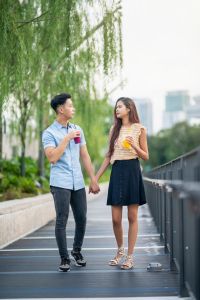 小鲜肉跟40多岁的女生谈恋爱，女人选年轻男，年龄重要吗？感情合适最重要！