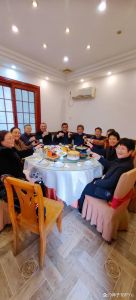 沈阳夫妇群聚会，小沈阳春阳沈阳聚餐显恩爱，夫妻默契满分