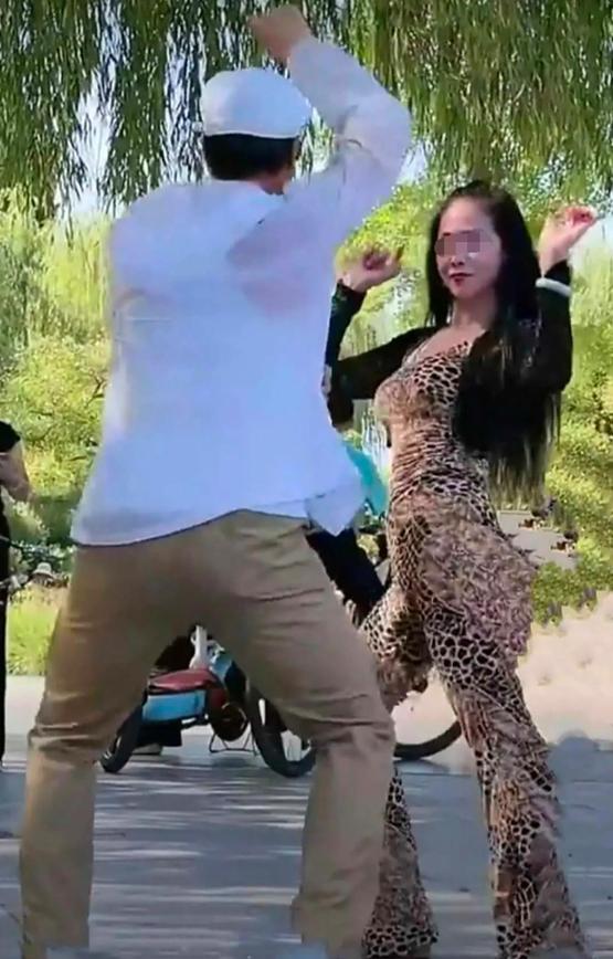 搂着妈妈一起跳贴面舞，亲密接触，传递家庭温情