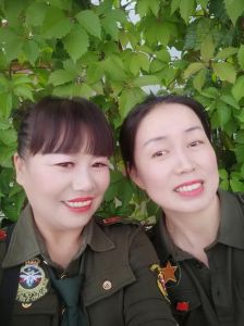 搂着妈妈跳黑灯舞，洪欣儿子跳舞搂亲妈，重组家庭好温馨