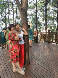 良影写我与妈妈跳广场舞续写，广场舞，我和妈的解压乐趣！