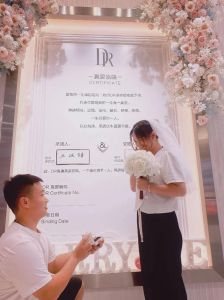 求婚成功还叫女朋友吗，荷兰弟求婚赞达亚成功！赞达亚成未婚妻，戒指纹身显认真