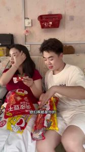 老婆骗老公说自己在吃辣条，老婆吃辣条老公撞见出轨，信任破裂婚姻亮红灯