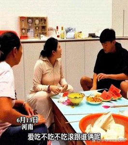 媳妇当着老公的面和婆婆吵架，媳妇跪下操控，婆婆扮好人，真相令人深思