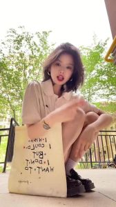窗户对面有个已婚妇女，午后偶遇对楼生活，偶然看见也需反省尊重
