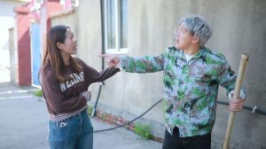 大叔和年轻媳妇的小媳妇吵架，惠州光头大叔挨打，媳妇管钱管事，家庭地位新变化