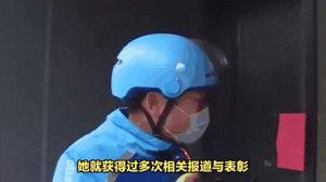 妈妈为救回女儿跑成外卖单王，妈妈骑电动车送外卖救女儿，女儿懂事帮忙量体温